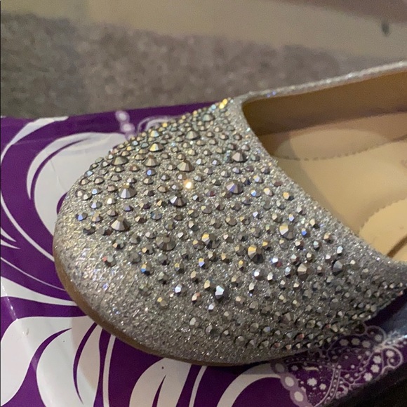 SLIVER FLATS..WORN ONCE.BEAUTIFUL RHINESTONE WORK! - Picture 2 of 4